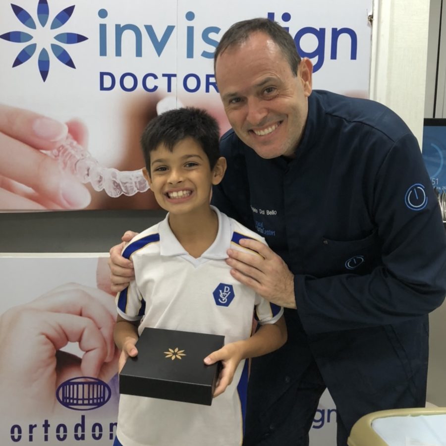 Dr. Rogério Dal Bello com um paciente ao final do tratamento
